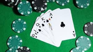 Live Dragon Tiger dealer table on triad4d showing card positions and betting interface